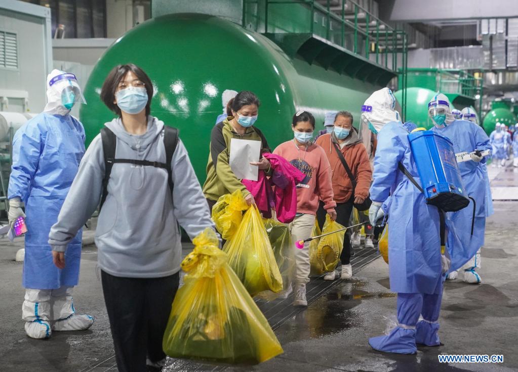 (COVID-19) Plus de 300 patients quittent le plus grand hôpital temporaire de Shanghai