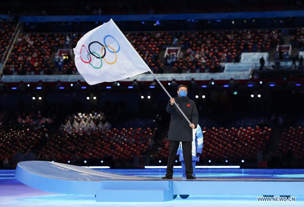 Le drapeau olympique remis aux villes de Milan et Cortina - CGTN