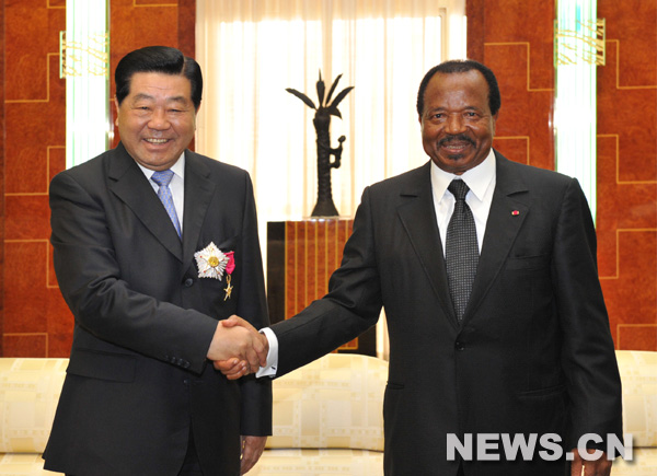 Le haut conseiller politique chinois Jia Qinglin a discuté mercredi à Yaoundé, capitale du Cameroun, avec le président camerounais Paul Biya des moyens pour porter les relations bilatérales sino-camérounaises à une nouvelle dimension.