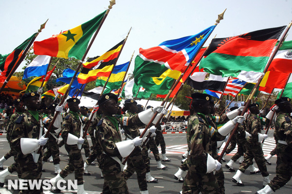 Une parade civile et militaire de plus de deux heures a marqué la célébration du cinquantenaire du Sénégal sur le boulevard du Centenaire de la ville de Dakar avec une forte coloration africaine.