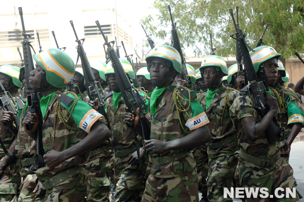 Une parade civile et militaire de plus de deux heures a marqué la célébration du cinquantenaire du Sénégal sur le boulevard du Centenaire de la ville de Dakar avec une forte coloration africaine.
