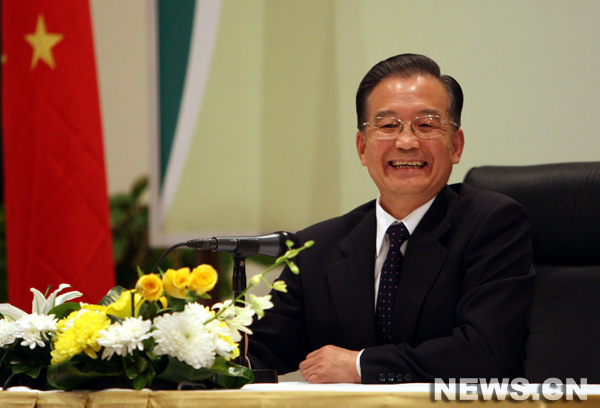 La Chine aide l'Afrique de tout son coeur, dit le PM chinois La Chine aide l'Afrique de tout son coeur, dit le PM chinois