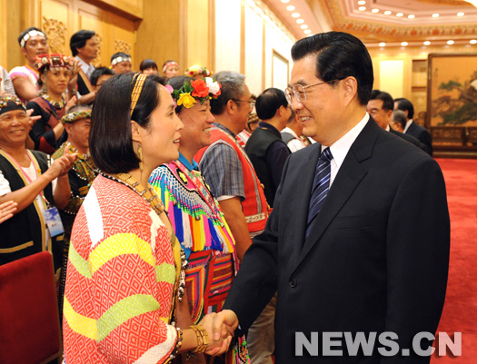 Hu Jintao, secrétaire général du Comité central du Parti communiste chinois, a exprimé mercredi ses condoléances aux familles des victimes du typhon Morakot à Taiwan, lors d'une rencontre avec une délégation d'ethnies minoritaires de Taiwan, conduite par Kao Chin Su-mei.
