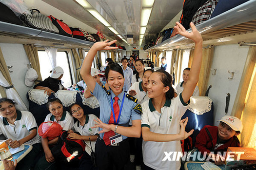 Le train spécial L602 Guangdong-Urumqi, à bord duquel 1 768 élèves originaires du Xinjiang qui effectuent leurs études dans des lycées de l'intérieur du pays, est arrivé à Urumqi, capitale de la région autonome ouïgoure du Xinjiang.