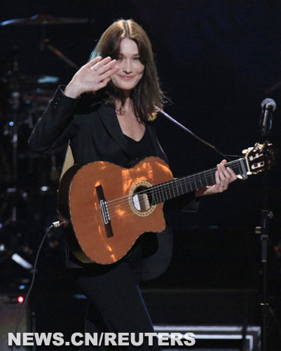Carla Bruni-Sarkozy, &eacute;pouse du pr&eacute;sident fran&ccedil;ais, a particip&eacute; samedi soir &agrave; un concert caritatif organis&eacute; pour rendre hommage &agrave; Nelson Mandela &agrave; l'occasion de son 91e anniversaire dans le Radio City Music Hall &agrave; New York.