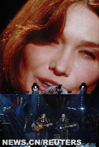 Carla Bruni-Sarkozy, épouse du président français, a participé samedi soir à un concert caritatif organisé pour rendre hommage à Nelson Mandela à l'occasion de son 91e anniversaire dans le Radio City Music Hall à New York. Carla Bruni-Sarkozy, épouse du président français, a participé samedi soir à un concert caritatif organisé pour rendre hommage à Nelson Mandela à l'occasion de son 91e anniversaire dans le Radio City Music Hall à New York.