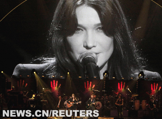 Carla Bruni-Sarkozy, &eacute;pouse du pr&eacute;sident fran&ccedil;ais, a particip&eacute; samedi soir &agrave; un concert caritatif organis&eacute; pour rendre hommage &agrave; Nelson Mandela &agrave; l'occasion de son 91e anniversaire dans le Radio City Music Hall &agrave; New York.
