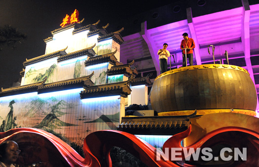 Les rues de Beijing sont propres et jalonn&eacute;es de drapeaux color&eacute;s et les carrefours sont d&eacute;cor&eacute;s de fleurs, Beijing s'est mis en habit de gala jeudi pour f&ecirc;ter le 60e anniversaire de la fondation de la R&eacute;publique populaire de Chine (RPC).