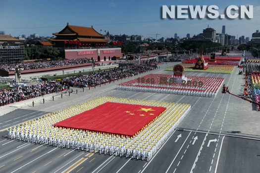 Les formations civiles passent par la place Tian'anmen au cours des c&eacute;l&eacute;brations pour la F&ecirc;te nationale marquant le 60e anniversaire de la R&eacute;publique populaire de Chine.