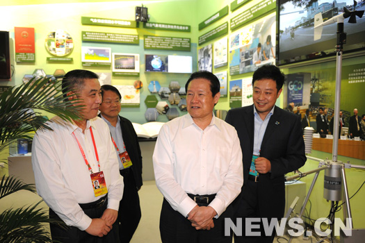L'exposition retraçant les achèvements chinois réalisés ces 60 dernières années a vu hier défiler des hôtes de marques, avec la présence de Hu Jintao et d'autres dirigeants chinois. L'exposition retraçant les achèvements chinois réalisés ces 60 dernières années a vu hier défiler des hôtes de marques, avec la présence de Hu Jintao et d'autres dirigeants chinois.
