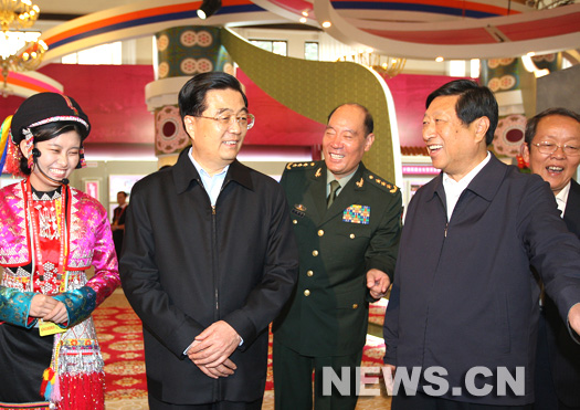 L'exposition retraçant les achèvements chinois réalisés ces 60 dernières années a vu hier défiler des hôtes de marques, avec la présence de Hu Jintao et d'autres dirigeants chinois. L'exposition retraçant les achèvements chinois réalisés ces 60 dernières années a vu hier défiler des hôtes de marques, avec la présence de Hu Jintao et d'autres dirigeants chinois.