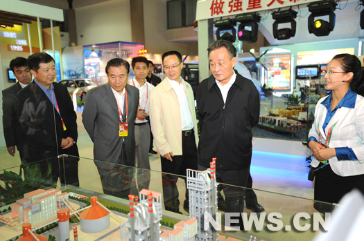 L'exposition retraçant les achèvements chinois réalisés ces 60 dernières années a vu hier défiler des hôtes de marques, avec la présence de Hu Jintao et d'autres dirigeants chinois. L'exposition retraçant les achèvements chinois réalisés ces 60 dernières années a vu hier défiler des hôtes de marques, avec la présence de Hu Jintao et d'autres dirigeants chinois.