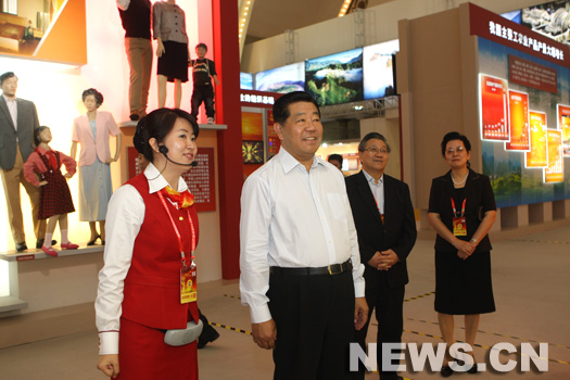 L'exposition retraçant les achèvements chinois réalisés ces 60 dernières années a vu hier défiler des hôtes de marques, avec la présence de Hu Jintao et d'autres dirigeants chinois. L'exposition retraçant les achèvements chinois réalisés ces 60 dernières années a vu hier défiler des hôtes de marques, avec la présence de Hu Jintao et d'autres dirigeants chinois.