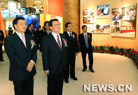 L'exposition retraçant les achèvements chinois réalisés ces 60 dernières années a vu hier défiler des hôtes de marques, avec la présence de Hu Jintao et d'autres dirigeants chinois. L'exposition retraçant les achèvements chinois réalisés ces 60 dernières années a vu hier défiler des hôtes de marques, avec la présence de Hu Jintao et d'autres dirigeants chinois.