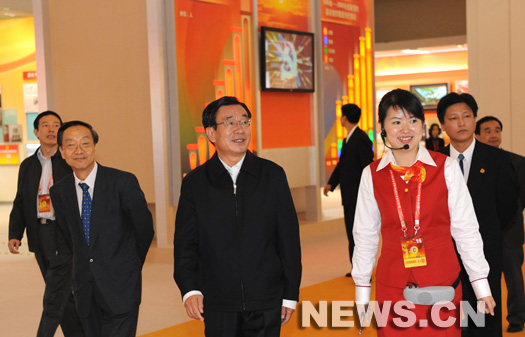 L'exposition retraçant les achèvements chinois réalisés ces 60 dernières années a vu hier défiler des hôtes de marques, avec la présence de Hu Jintao et d'autres dirigeants chinois. L'exposition retraçant les achèvements chinois réalisés ces 60 dernières années a vu hier défiler des hôtes de marques, avec la présence de Hu Jintao et d'autres dirigeants chinois.