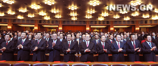 Le pr&eacute;sident chinois Hu Jintao et d'autres hauts dirigeants ont assist&eacute; lundi soir &agrave; une com&eacute;die musicale &eacute;pique retra&ccedil;ant la voie du pays allant de la guerre de l'opium en 1840 &agrave; l'instant en 2009, en pr&eacute;sence des personnalit&eacute;s de diff&eacute;rents milieux de la capitale.