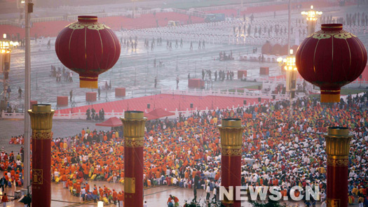 Quelque 200 000 soldats et civils se sont assembl&eacute;s jeudi sur la place Tian'anmen et le long de l'avenue Chang'an, pour f&ecirc;ter le 60e anniversaire de la R&eacute;publique populaire de Chine (RPC).