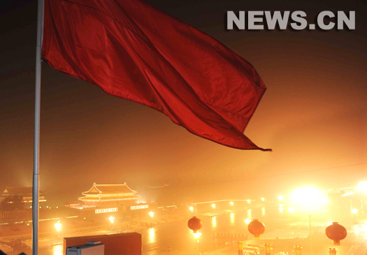 Les rues de Beijing sont propres et jalonnées de drapeaux colorés et les carrefours sont décorés de fleurs, Beijing s'est mis en habit de gala jeudi pour fêter le 60e anniversaire de la fondation de la République populaire de Chine (RPC). Les rues de Beijing sont propres et jalonnées de drapeaux colorés et les carrefours sont décorés de fleurs, Beijing s'est mis en habit de gala jeudi pour fêter le 60e anniversaire de la fondation de la République populaire de Chine (RPC).