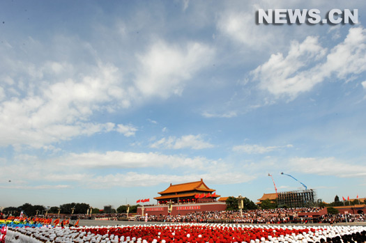 Le jour de la F&ecirc;te nationale, la porte Tian'anmen enti&egrave;rement repeinte est solennelle et gigantesque avec le grand portrait de l'ancien pr&eacute;sident chinois Mao Zedong.
