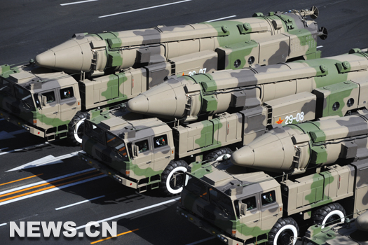 Les nouveaux types de missiles sol-sol de moyenne et longue port&eacute;e traversaient jeudi la place Tian'anmen, lors d'un d&eacute;fil&eacute; militaire marquant le 60e anniversaire de la fondation de la R&eacute;publique populaire de Chine.