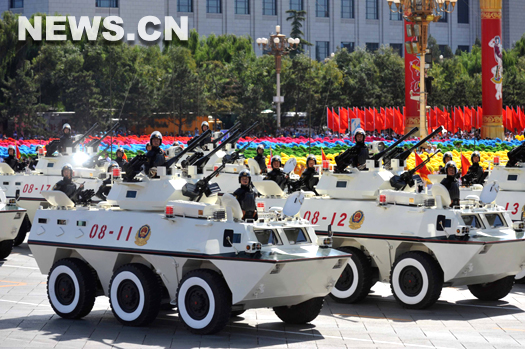 L'unit&eacute; de commando 'L&eacute;opard des neiges', appel&eacute;e &eacute;galement forces de combat de la Police arm&eacute;e populaire de Chine, circule jeudi &agrave; bord de blind&eacute;s.