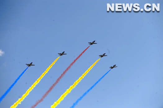La derni&egrave;re formation du d&eacute;fil&eacute; a&eacute;rien compos&eacute;e de 15 avions d'entra&icirc;nement K-8 pilot&eacute;s par 15 pilotes f&eacute;minins est apparue, cl&ocirc;turant le d&eacute;fil&eacute; militaire de la f&ecirc;te nationale.