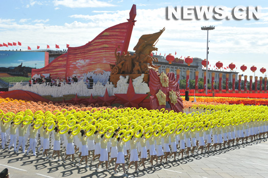 Les formations civiles sont pass&eacute;es pr&egrave;s de la place Tian'anmen, au cours des c&eacute;l&eacute;brations pour la F&ecirc;te nationale marquant le 60e anniversaire de la R&eacute;publique populaire de Chine.