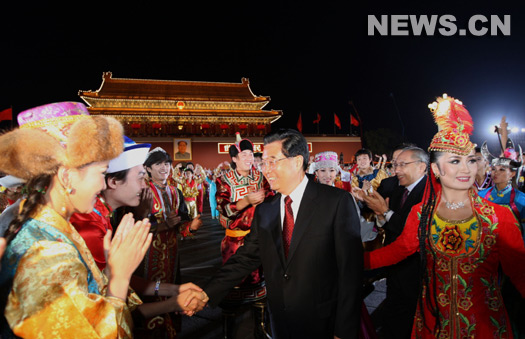 Occasion tr&egrave;s rare, on a pu d&eacute;couvrir jeudi les voix et les pas de danse du pr&eacute;sident chinois Hu Jintao et d'autres dirigeants chinois lorsque ces derniers ont rejoint des milliers de citoyens participant &agrave; la soir&eacute;e de gala pour le 60e anniversaire de la Chine Nouvelle.
