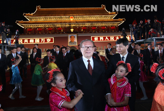 Occasion tr&egrave;s rare, on a pu d&eacute;couvrir jeudi les voix et les pas de danse du pr&eacute;sident chinois Hu Jintao et d'autres dirigeants chinois lorsque ces derniers ont rejoint des milliers de citoyens participant &agrave; la soir&eacute;e de gala pour le 60e anniversaire de la Chine Nouvelle.