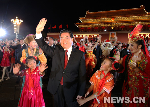 Occasion tr&egrave;s rare, on a pu d&eacute;couvrir jeudi les voix et les pas de danse du pr&eacute;sident chinois Hu Jintao et d'autres dirigeants chinois lorsque ces derniers ont rejoint des milliers de citoyens participant &agrave; la soir&eacute;e de gala pour le 60e anniversaire de la Chine Nouvelle.