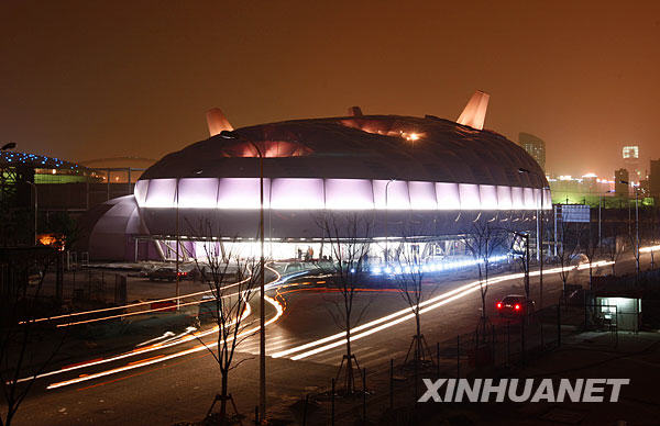 Le pavillon du Japon illumin&eacute; pour la premi&egrave;re fois