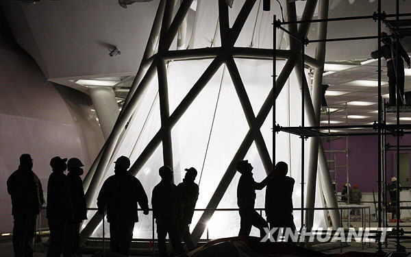 Le pavillon du Japon illumin&eacute; pour la premi&egrave;re fois