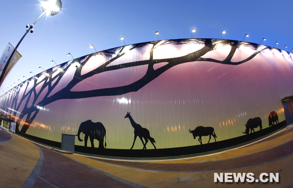 Avec une superficie de 26 000 m&sup2;, soit 3,5 terrains de football, et les quatre fa&ccedil;ades ayant une surface totale de 9500m&sup2;, la hauteur int&eacute;rieure du pavillon atteignant 9 m&egrave;tres, le pavillon collectif de l'Afrique sera le plus grand pavillon des 11 pavillons collectifs de l'Exposition universelle de Shanghai 2010.