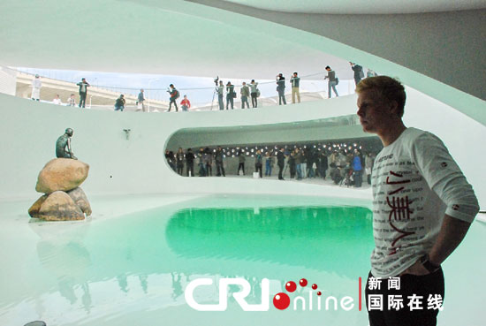 La Petite Sir&egrave;ne, symbole de Copenhague, a &eacute;t&eacute; d&eacute;voil&eacute;e au public dans le pavillon danois au site de l'Expo &agrave; Shanghai.