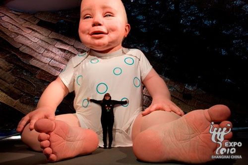 Le pavillon de l'Espagne a d&eacute;voil&eacute; un g&eacute;ant b&eacute;b&eacute; &eacute;lectronique qui accueillera les visiteurs.