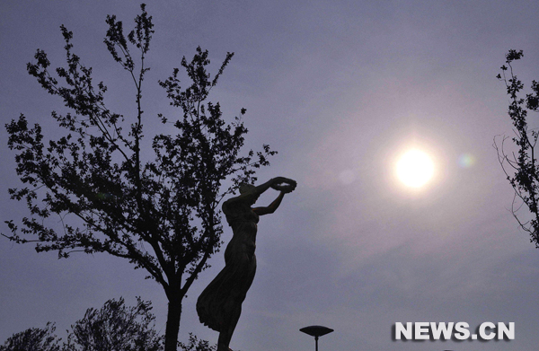 La conception du pavillon du Luxembourg pr&eacute;sente non seulement le th&egrave;me du Luxembourg 'Petit et beau', mais aussi met l'accent sur le fait que le Luxembourg est consid&eacute;r&eacute; comme 'le poumon vert de l'Europe'.
