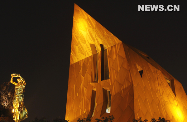 La conception du pavillon du Luxembourg pr&eacute;sente non seulement le th&egrave;me du Luxembourg 'Petit et beau', mais aussi met l'accent sur le fait que le Luxembourg est consid&eacute;r&eacute; comme 'le poumon vert de l'Europe'.