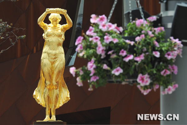 La conception du pavillon du Luxembourg pr&eacute;sente non seulement le th&egrave;me du Luxembourg 'Petit et beau', mais aussi met l'accent sur le fait que le Luxembourg est consid&eacute;r&eacute; comme 'le poumon vert de l'Europe'.