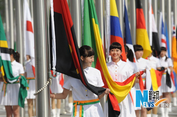 Les drapeaux des 189 pays et des 57 organisations internationales participant ont été hissés vendredi matin, avec le drapeau du Bureau des expositions internationales (BIE) et celui de l'Expo de Shanghai, au sein du parc de l'Exposition universelle de Shanghai.