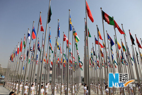 Les drapeaux des 189 pays et des 57 organisations internationales participant ont été hissés vendredi matin, avec le drapeau du Bureau des expositions internationales (BIE) et celui de l'Expo de Shanghai, au sein du parc de l'Exposition universelle de Shanghai.