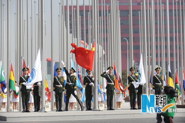 Les drapeaux des 189 pays et des 57 organisations internationales participant ont été hissés vendredi matin, avec le drapeau du Bureau des expositions internationales (BIE) et celui de l'Expo de Shanghai, au sein du parc de l'Exposition universelle de Shanghai.