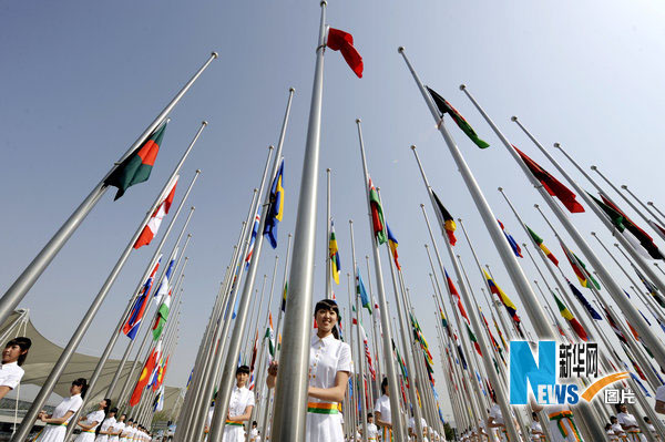 Les drapeaux des 189 pays et des 57 organisations internationales participant ont été hissés vendredi matin, avec le drapeau du Bureau des expositions internationales (BIE) et celui de l'Expo de Shanghai, au sein du parc de l'Exposition universelle de Shanghai.