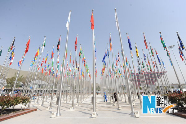 Les drapeaux des 189 pays et des 57 organisations internationales participant ont été hissés vendredi matin, avec le drapeau du Bureau des expositions internationales (BIE) et celui de l'Expo de Shanghai, au sein du parc de l'Exposition universelle de Shanghai.