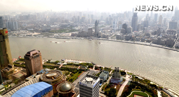  Vue des deux rives de la rivière Huangpu depuis la Tour de la Perle orientale, le 30 avril 2010 à Shanghai. 