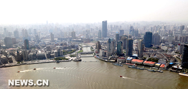 Vue de la rive ouest de la rivière Huangpu depuis la Tour de la Perle orientale, le 30 avril 2010 à Shanghai.