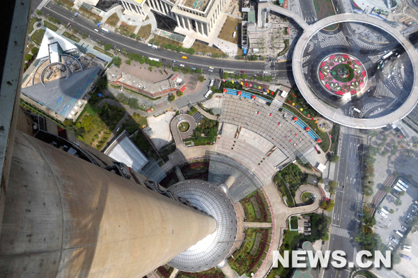 Vue du centre financier de Lujiazuidepuis la Tour de la Perle orientale, le 30 avril 2010 à Shanghai.