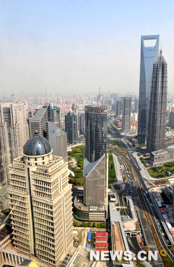 Vue du centre financier de Lujiazui depuis la Tour de la Perle orientale, le 30 avril 2010 à Shanghai.