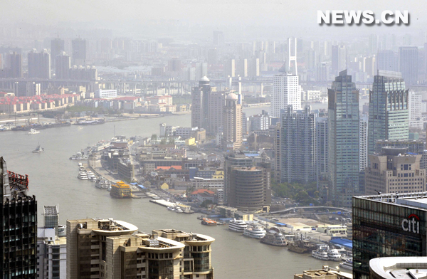 Vue des deux rives de la rivière Huangpu depuis la Tour de la Perle orientale, le 30 avril 2010 à Shanghai.