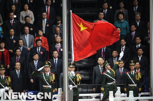Le drapeau national chinois est hissé pour la cérémonie d'ouverture de l'Exposition universelle de Shanghai, le 30 avril 2010 au Centre culturel de l'Exposition universelle à Shanghai (est). 