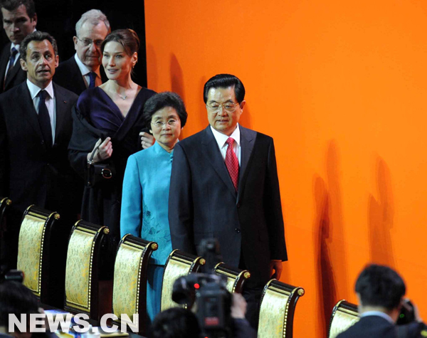 Le président chinois Hu Jintao et sa femme Liu Yongqing. Suivent son homologue français Nicolas Sarkozy et sa femme Carla Bruni-Sarkozy, lors de la cérémonie d'ouverture de l'Exposition universelle, le 30 avril 2010 à Shanghai (est).